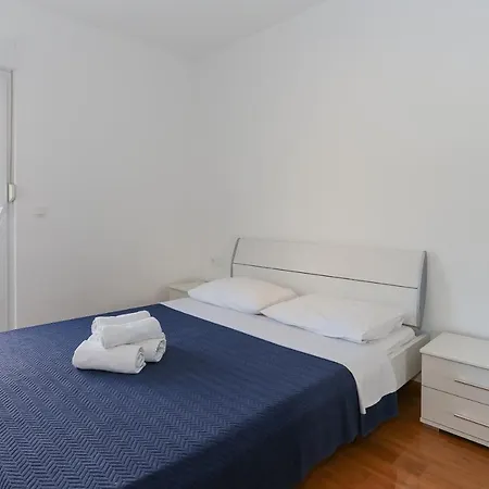 Apartment Apartman Red & White *
