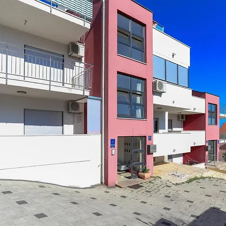 Apartman Red & White Apartment *