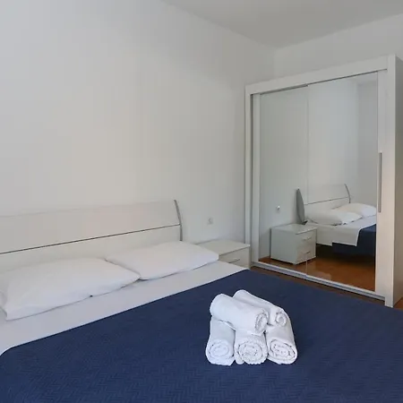 Apartment Apartman Red & White *