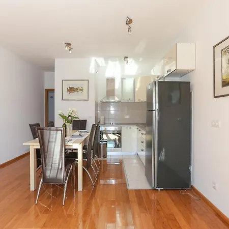 Apartman Red & White